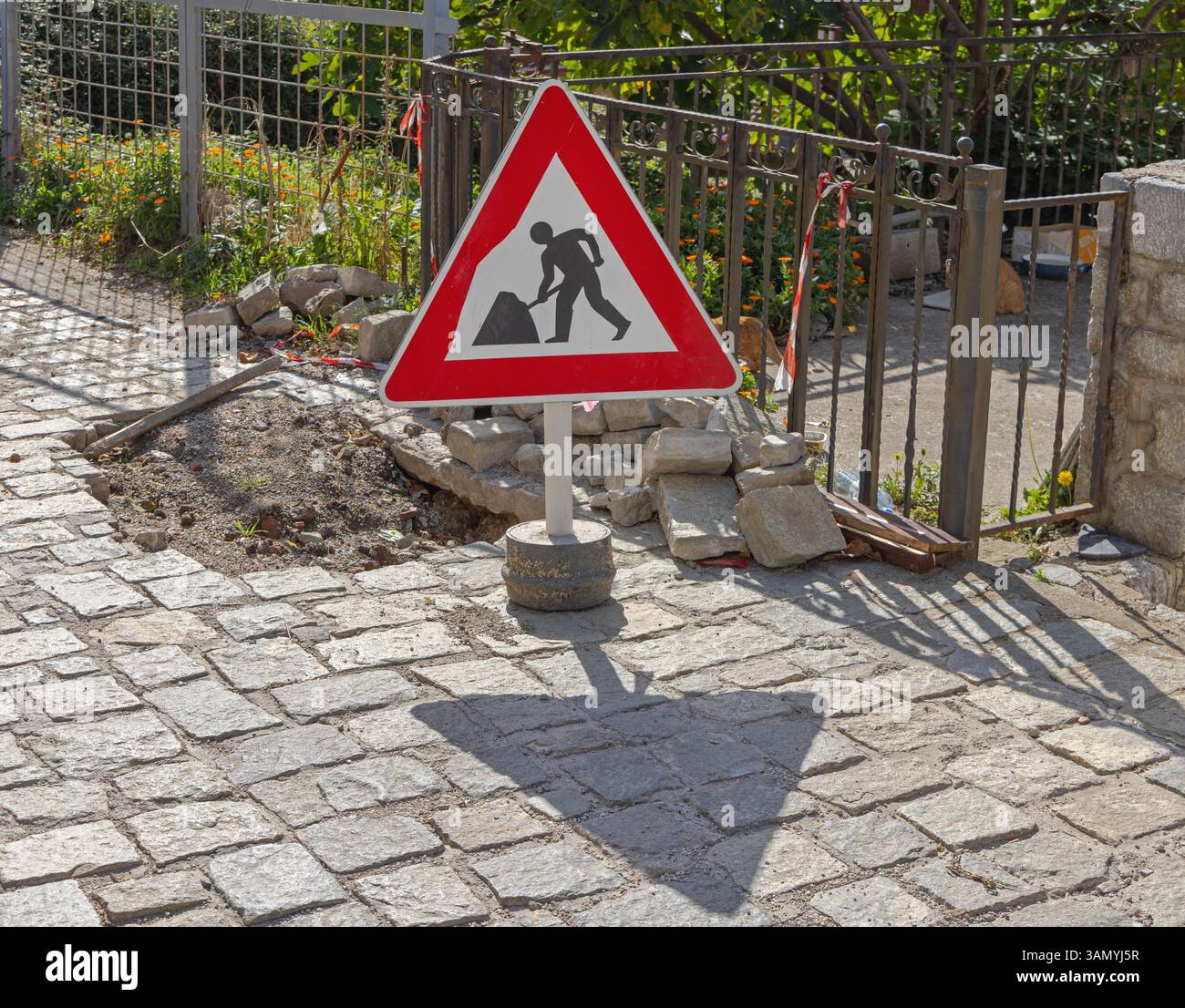 Work in progress road sign hi-res stock photography and images - Alamy
