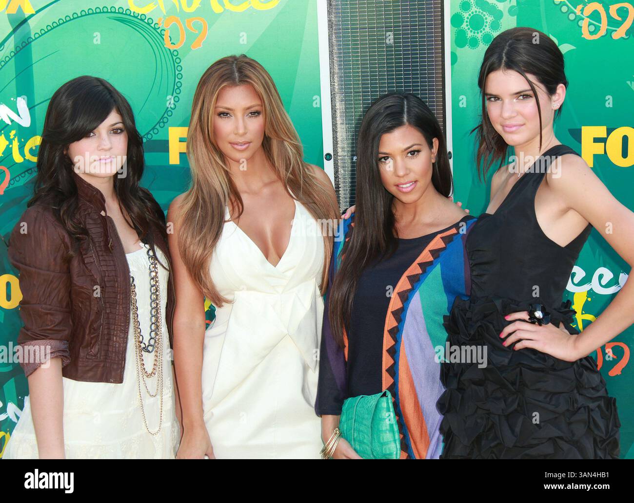 Kylie & Kendall Jenner サイン￼！Kardashians Kendall and Kylie Jenner Practice Their Pouts in Selfie Session