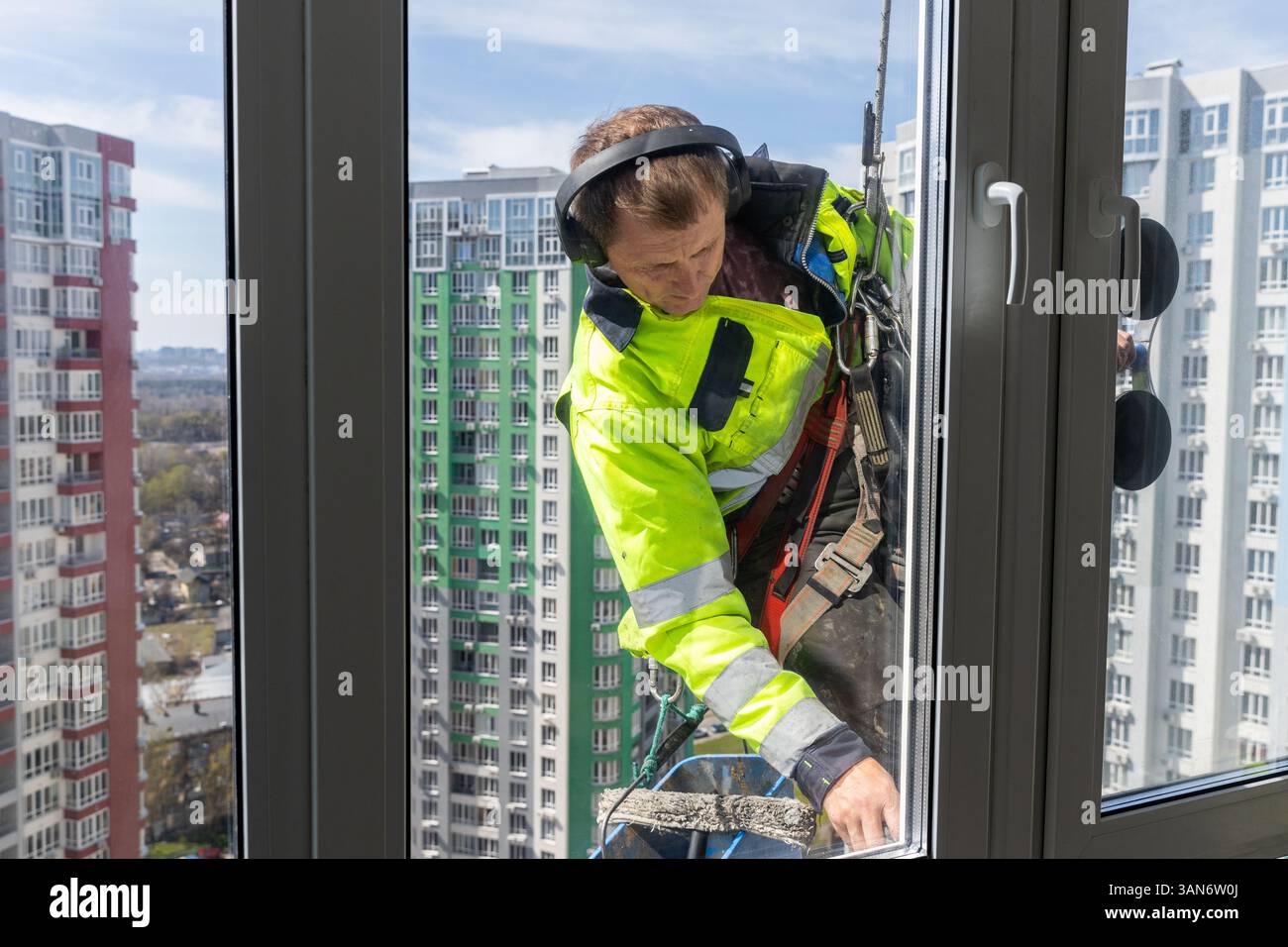 Rope access window cleaning hi-res stock photography and images - Alamy