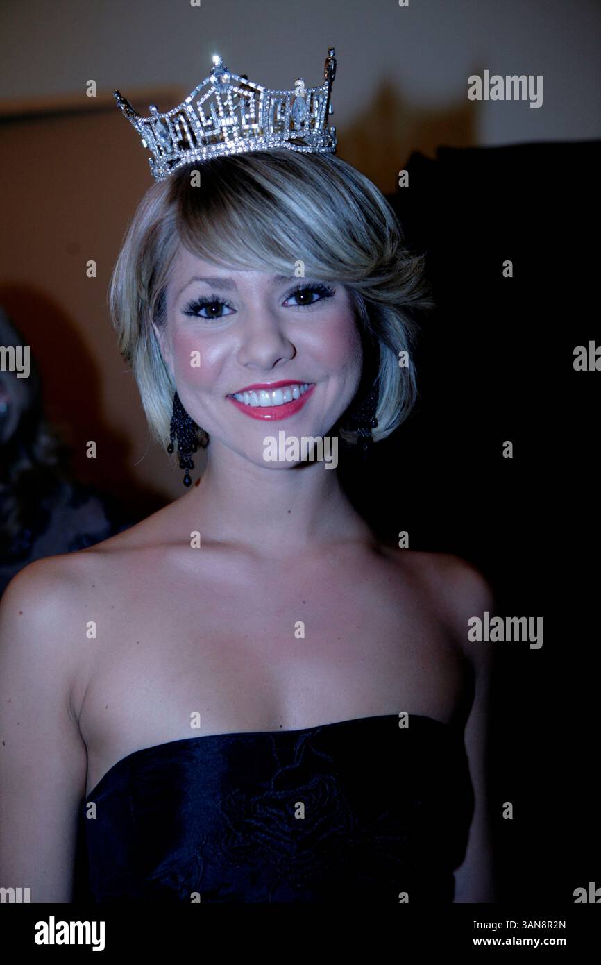 Kirsten Haglund, 2008 Miss America winner, is on hand for the ringing of  the closing bell at the NASDAQ on February 19, 2008 in New York. Haglund,  of Michigan, has also been, image size:866x1390