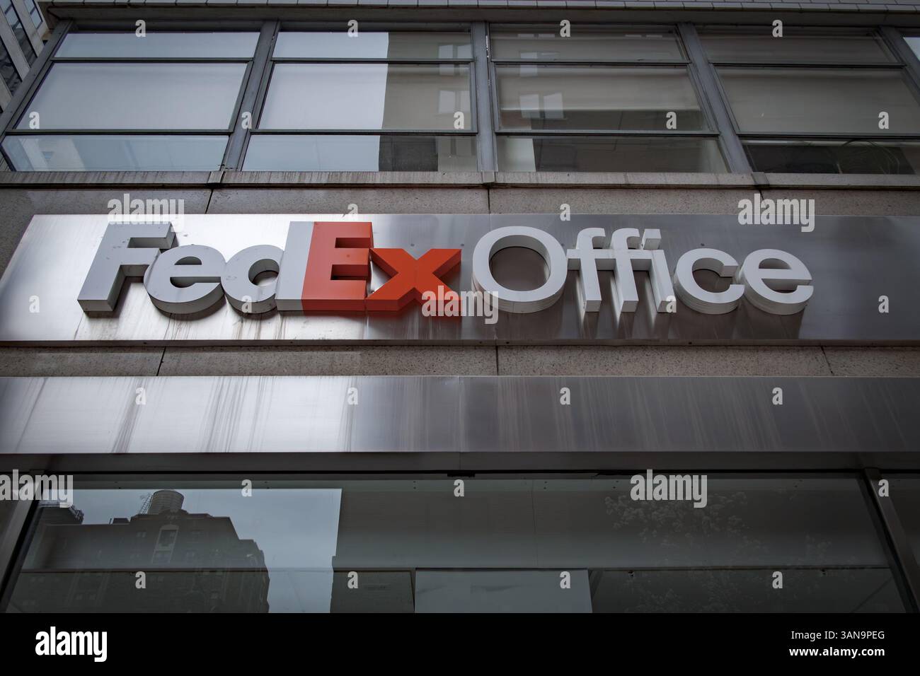 Fedex office logo hi-res stock photography and images - Page 2 - Alamy