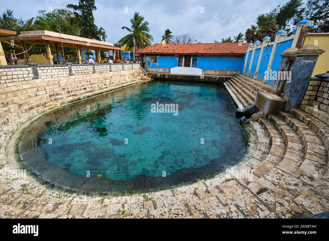 Sri Lanka, Northern Province, Jaffna, Keerimalai, Sacred Springs of Kīrimalai on the edge of the Indian Ocean Stock Photo