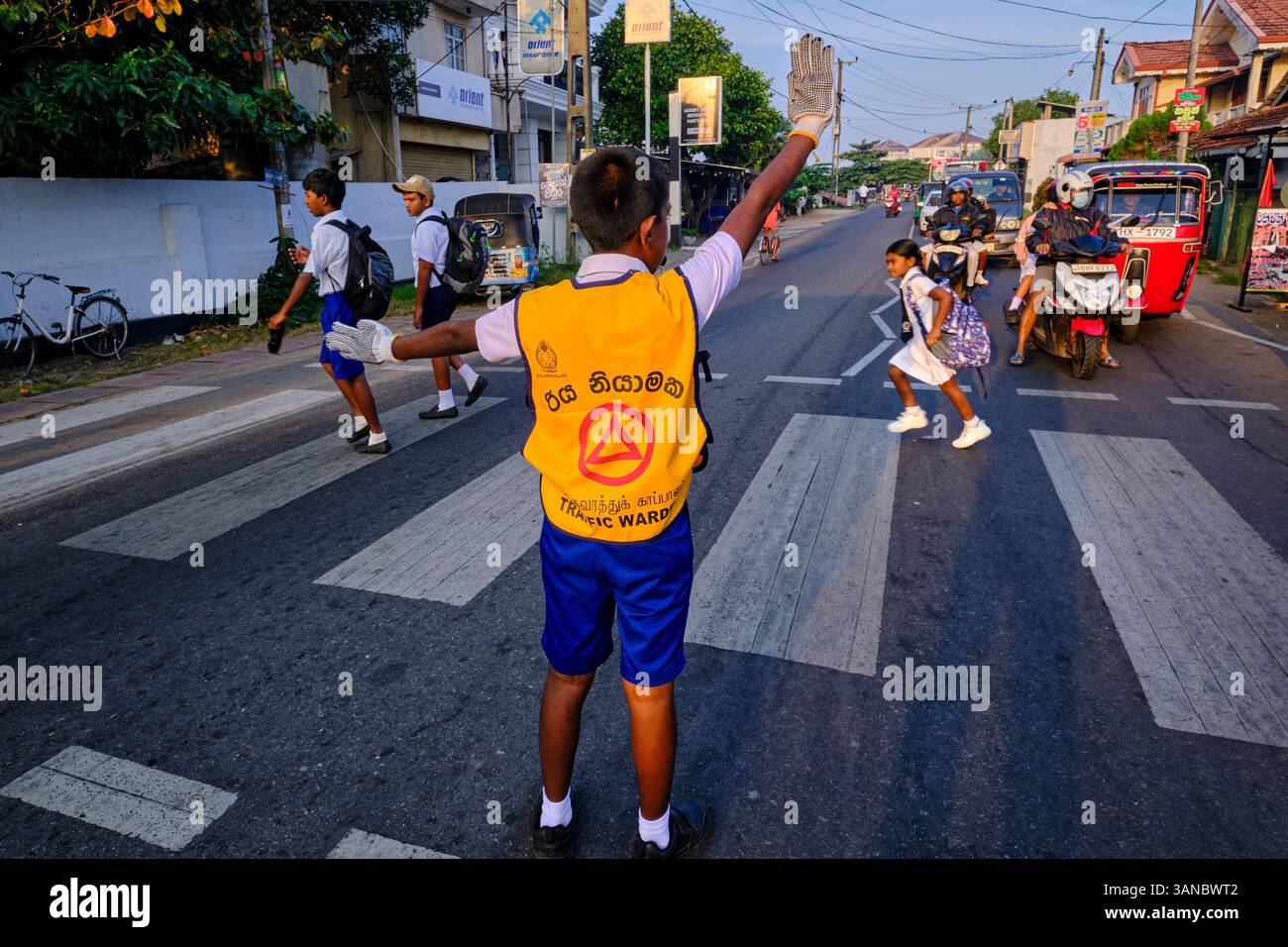 Sri Lanka, Western Province, Gampaha District, Negombo, schoolchildren help regulate traffic Stock Photo