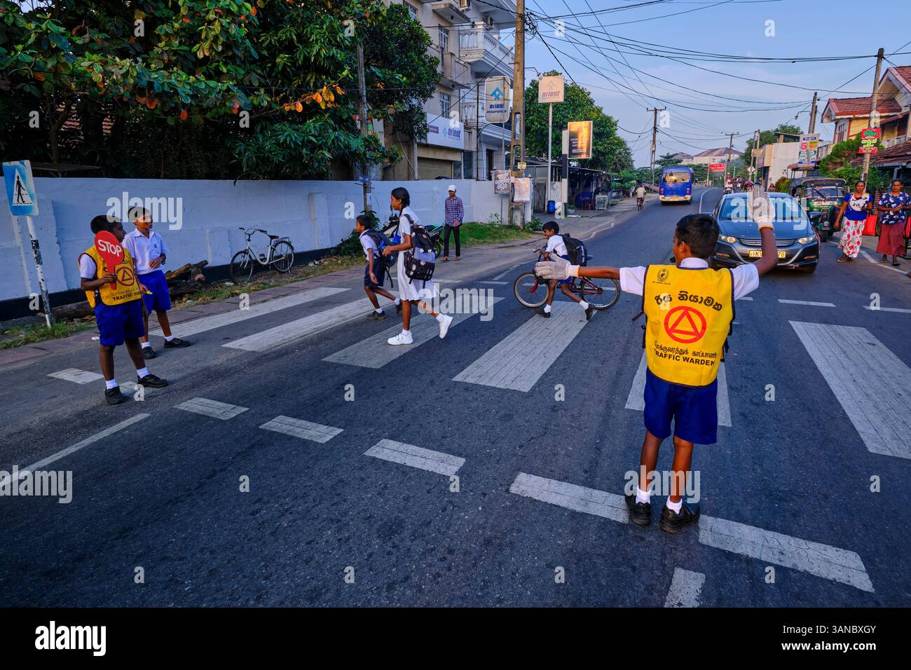 Sri Lanka, Western Province, Gampaha District, Negombo, schoolchildren help regulate traffic Stock Photo