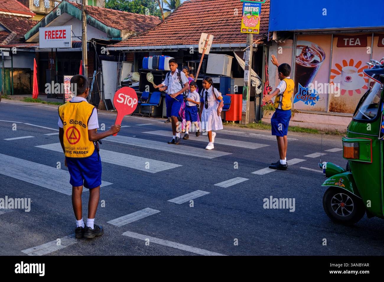 Sri Lanka, Western Province, Gampaha District, Negombo, schoolchildren help regulate traffic Stock Photo