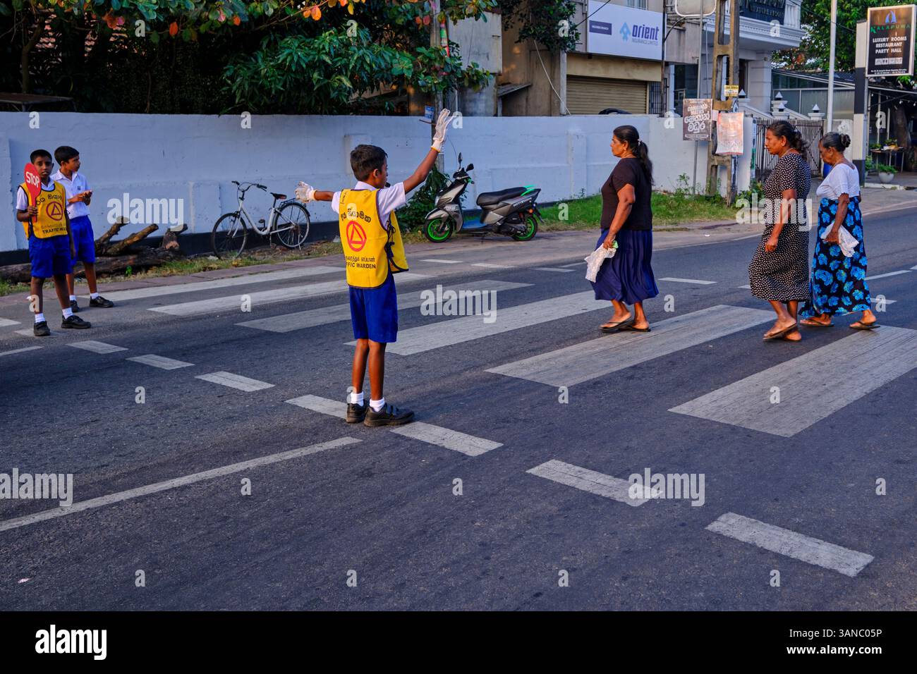 Sri Lanka, Western Province, Gampaha District, Negombo, schoolchildren help regulate traffic Stock Photo