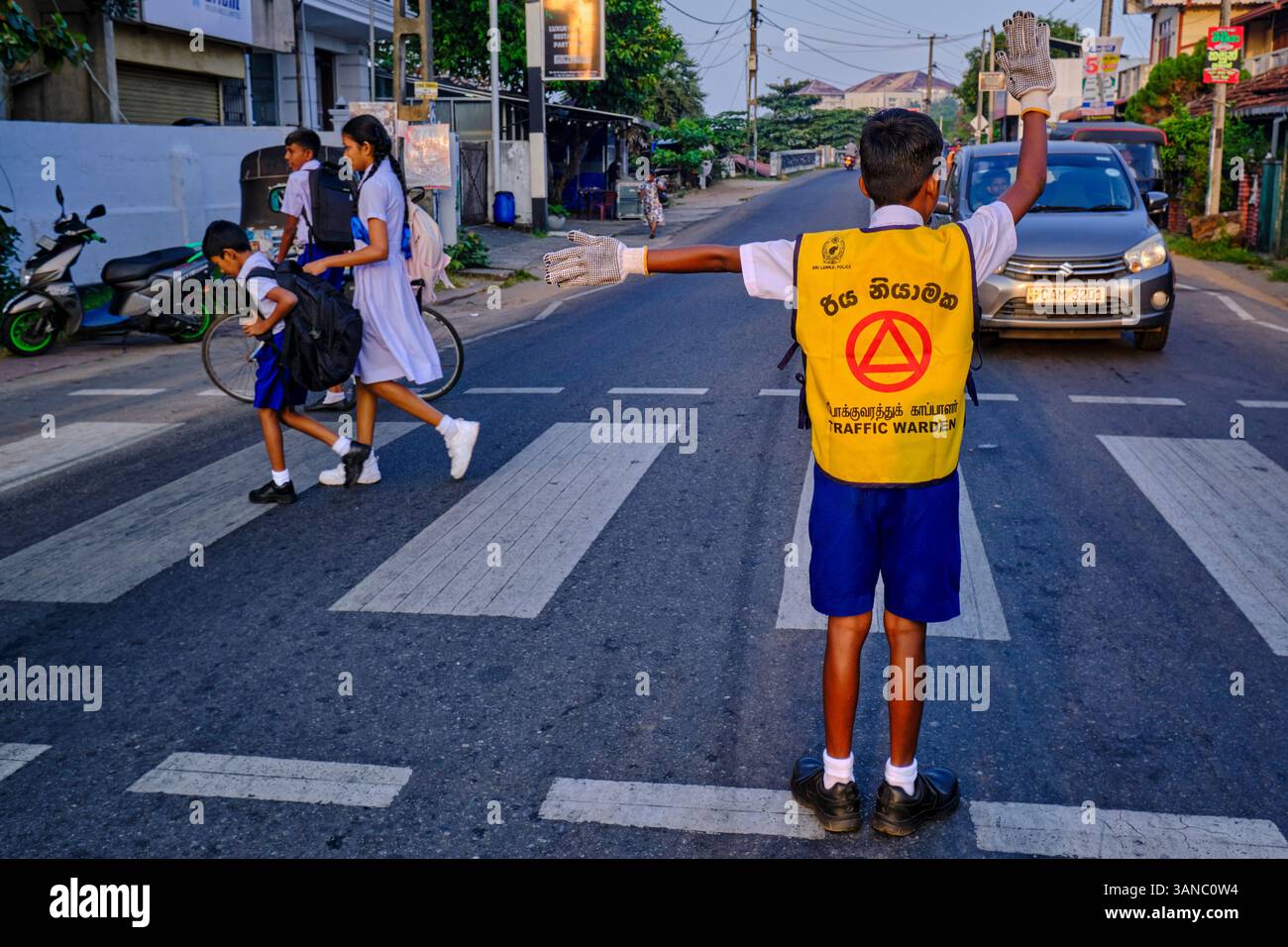 Sri Lanka, Western Province, Gampaha District, Negombo, schoolchildren help regulate traffic Stock Photo