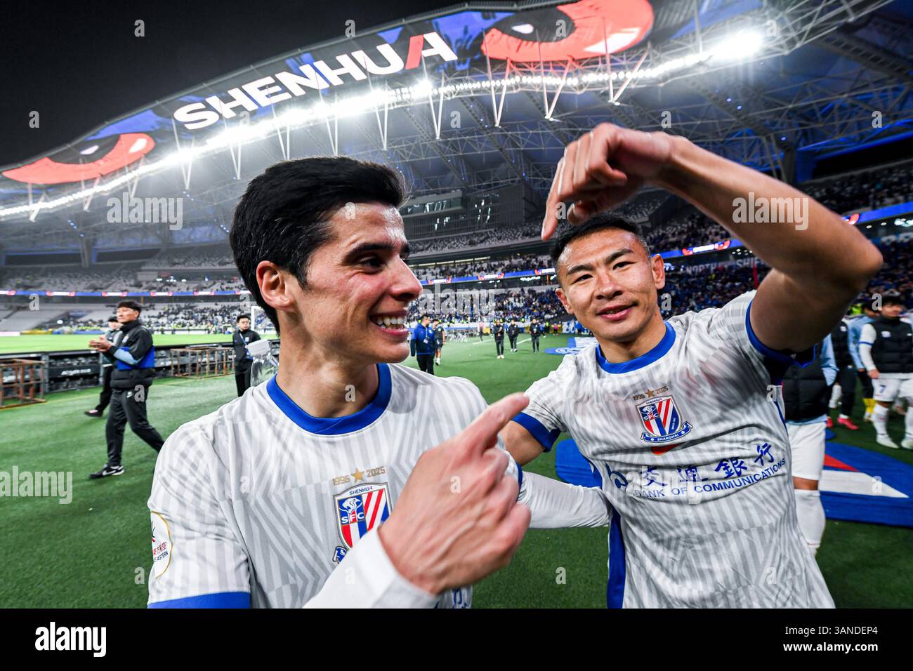 Shanghai Shenhua Football Club defeated Zhejiang Professional Football ...