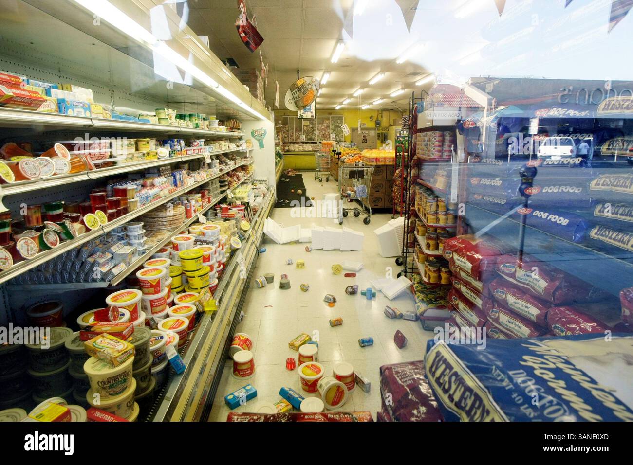 Store shelves earthquake hi-res stock photography and images - Alamy