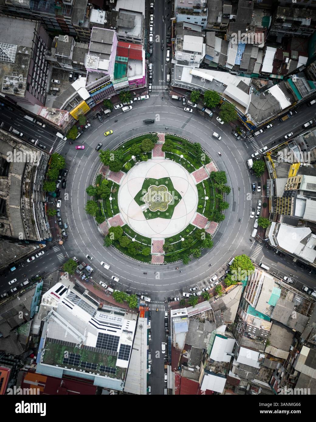 Bustling roundabout surrounded hi-res stock photography and images - Alamy