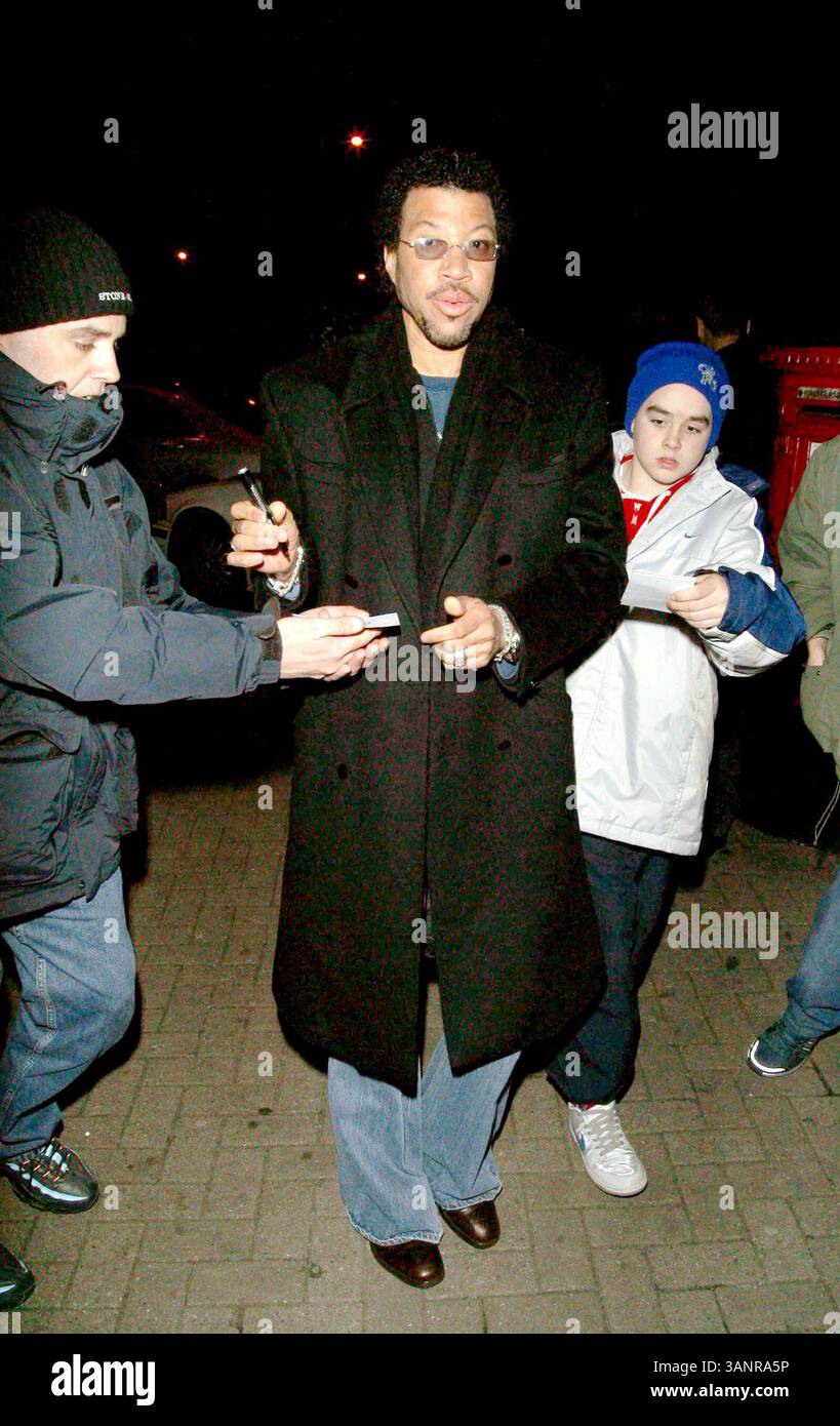 Feb. 16, 2004 - London, Great Britain - 000612.LIONEL RICHIE OUTSIDE NOBU RESTAURANT.-LONDON.2/16/2004. SHAUN PATTENDEN/ linkUK/   2004.K35631(Credit Image: © Globe Photos/ZUMAPRESS.com) Stock Photo