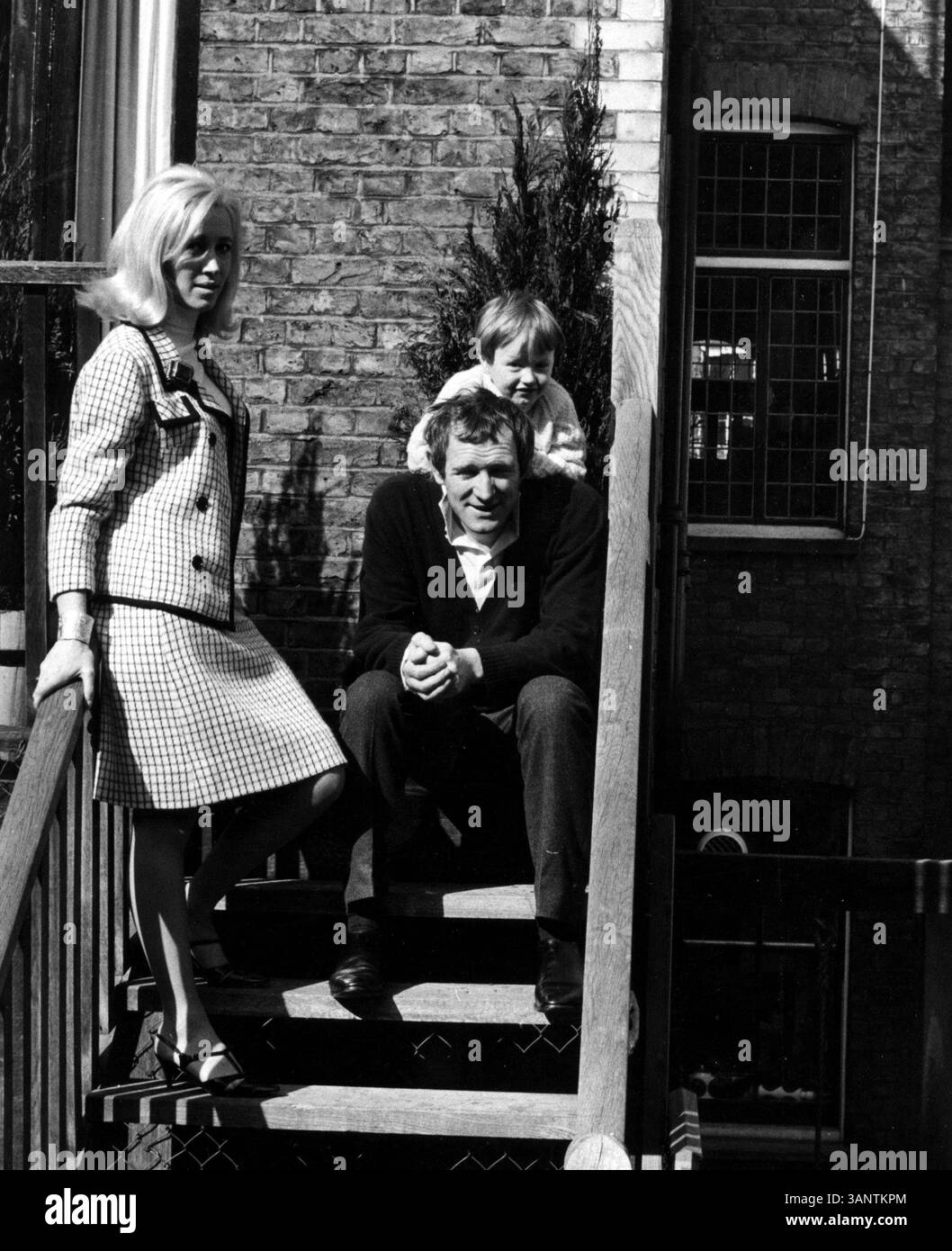 Jan. 1, 2011 RICHARD HARRIS WITH WIFE ELIZABETH AND SON.Â©