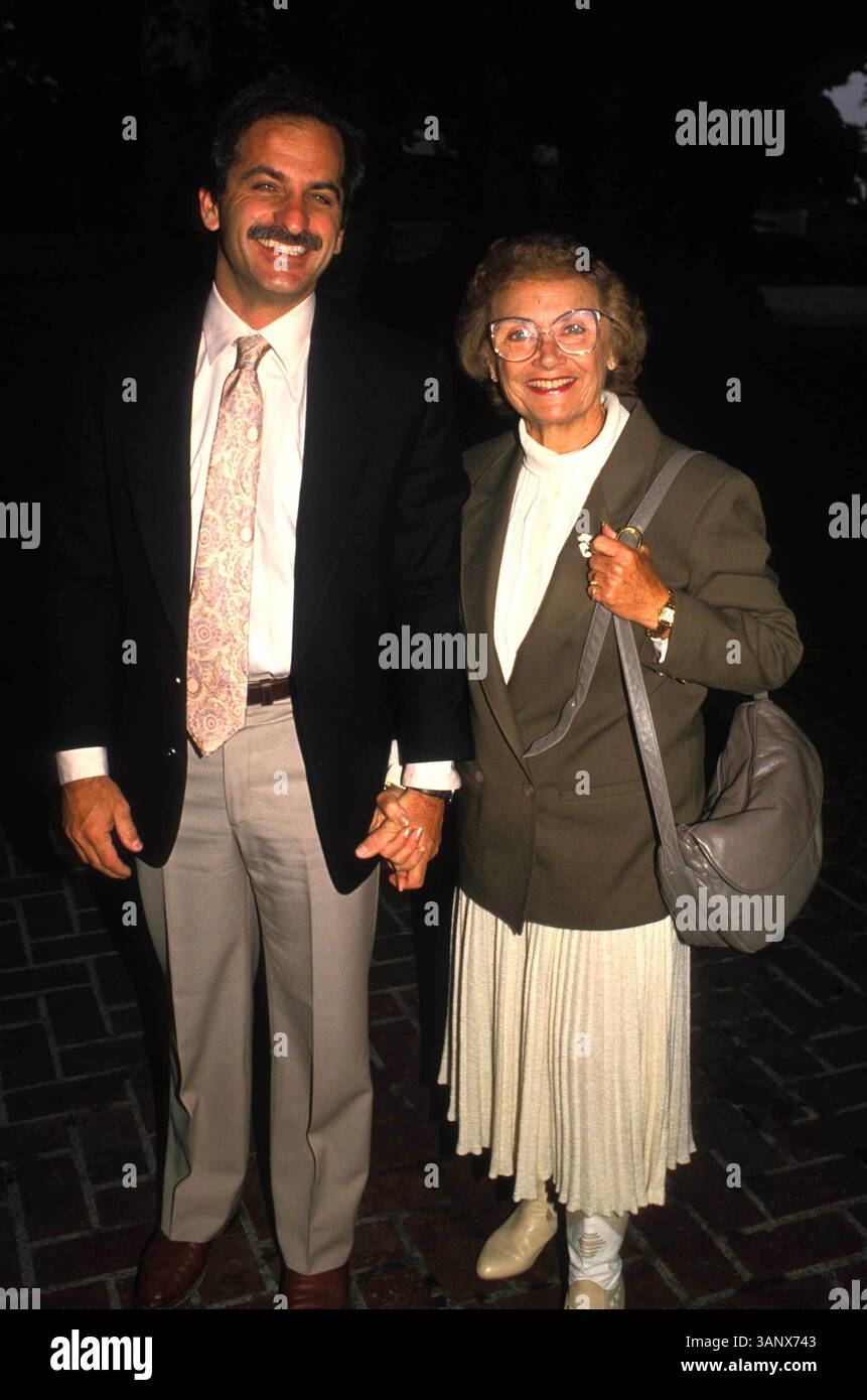 Estelle getty hi-res stock photography and images - Page 3 - Alamy, image size:861x1390