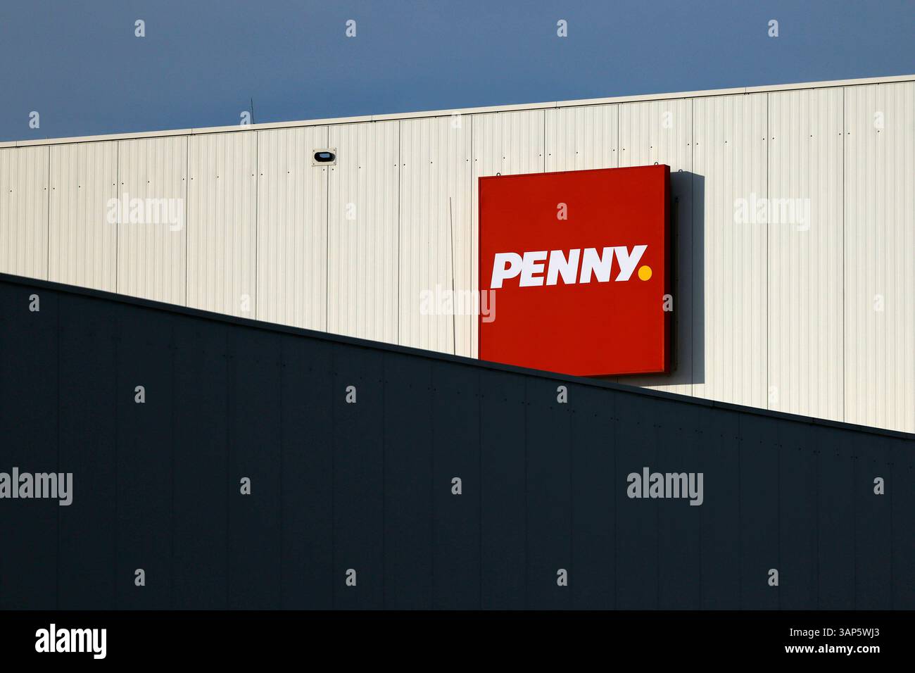 Das Logo des Discounter Penny PENNY am Penny-Zentrallager bei Köln ...