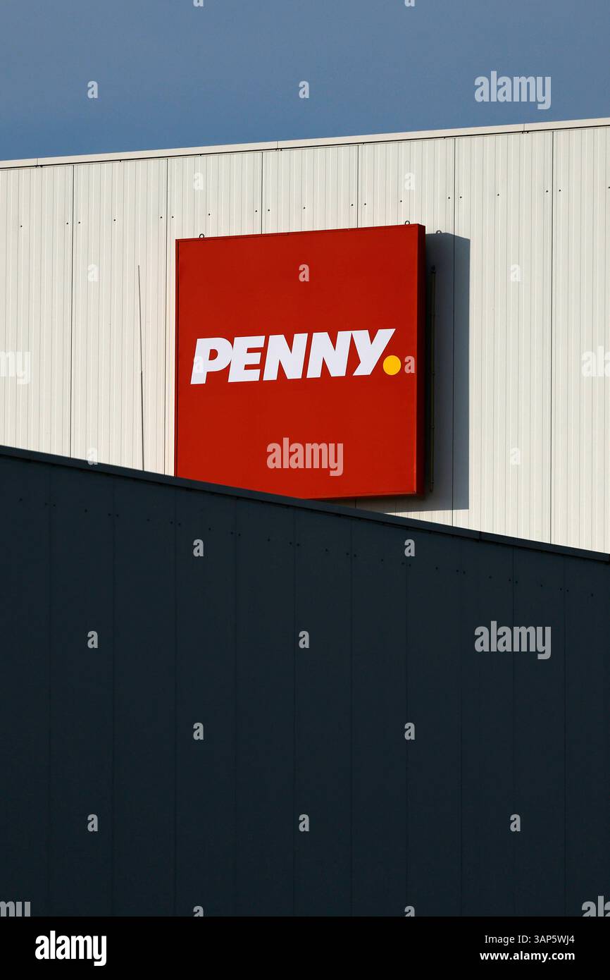 Das Logo des Discounter Penny PENNY am Penny-Zentrallager bei Köln ...