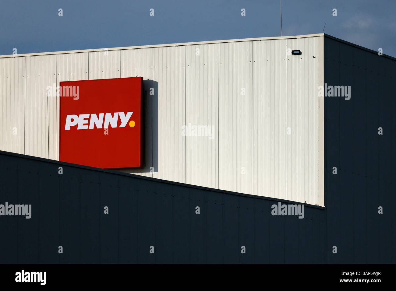 Das Logo des Discounter Penny PENNY am Penny-Zentrallager bei Köln ...