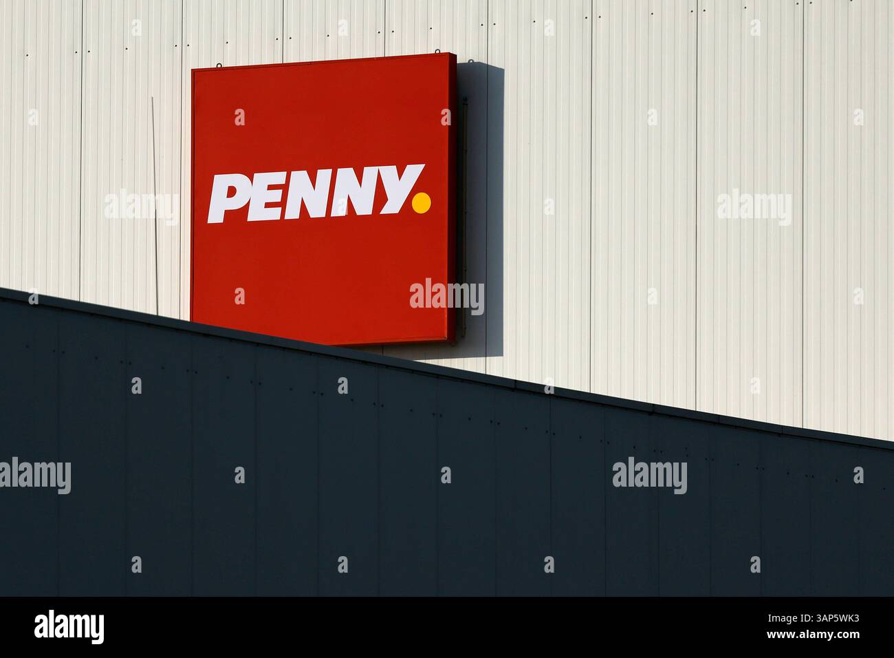 Das Logo des Discounter Penny PENNY am Penny-Zentrallager bei Köln ...