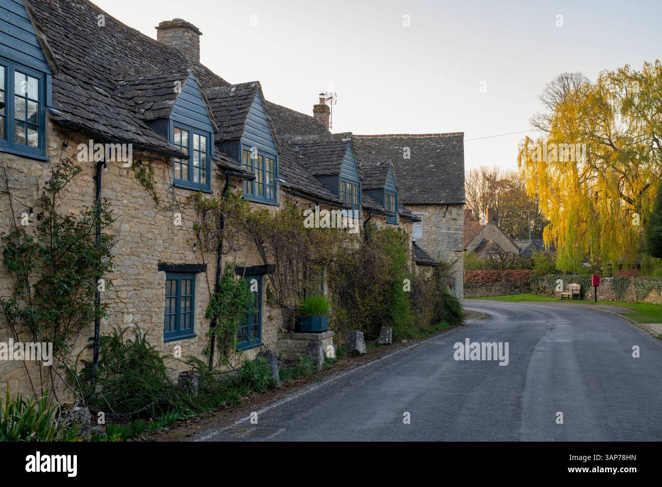Cottage in the early spring morning. Ramsden, Cotswolds, Oxfordshire, England. Stock Photo