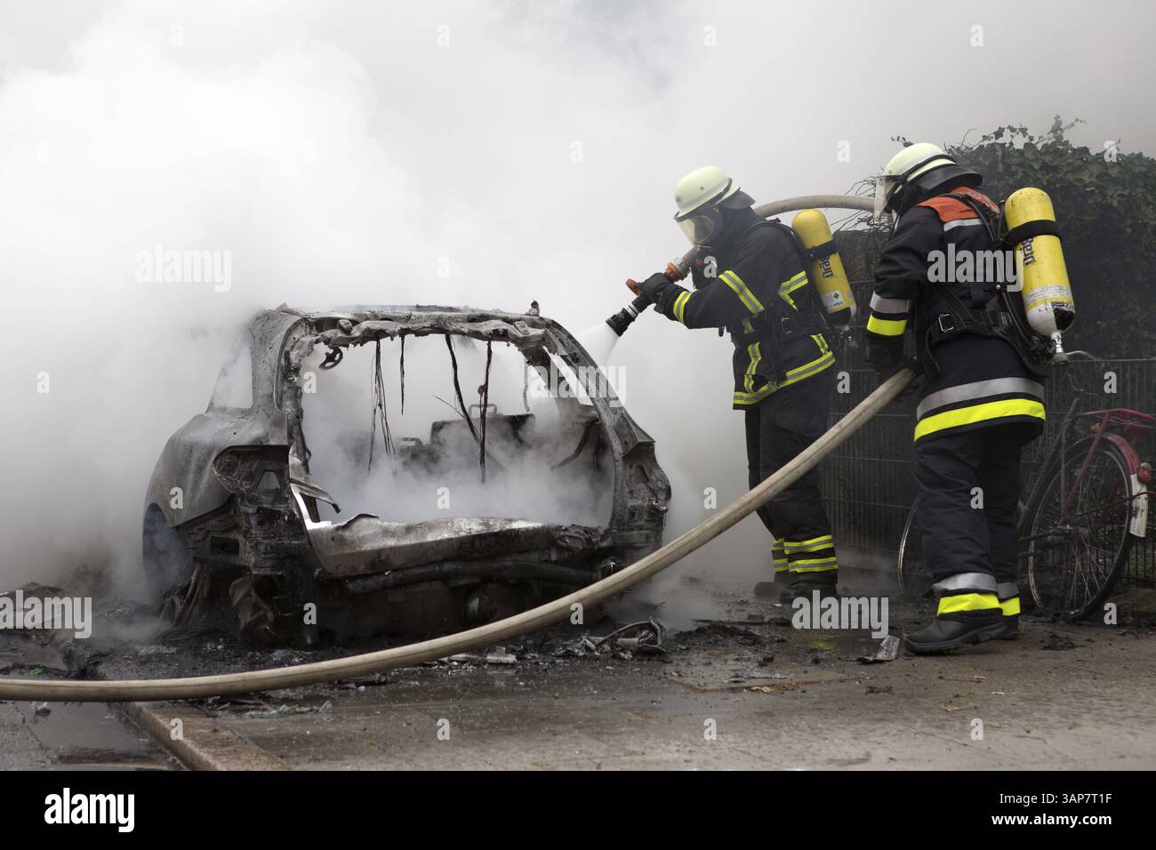 Fire brigade extinguishes burning cars on the Elbchaussee in Hamburg ...