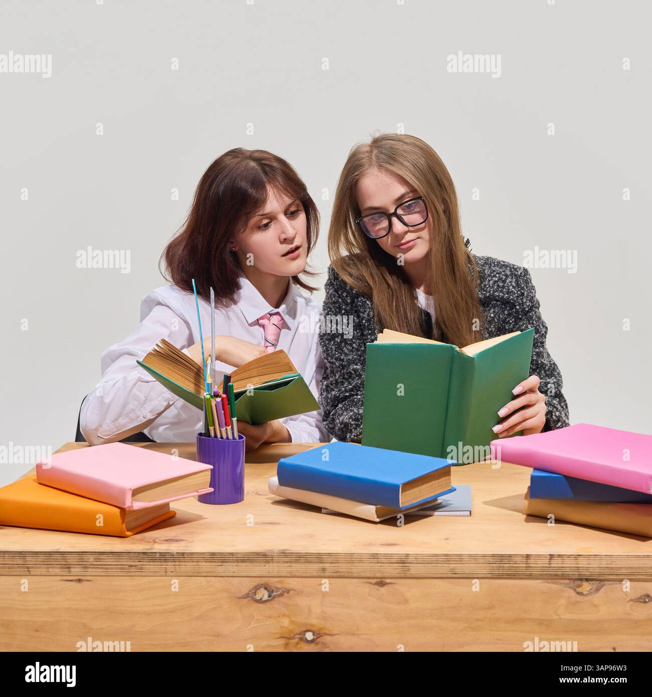 Study In Girl Girls laptop textbooks reading hi-res stock photography and images - Alamy