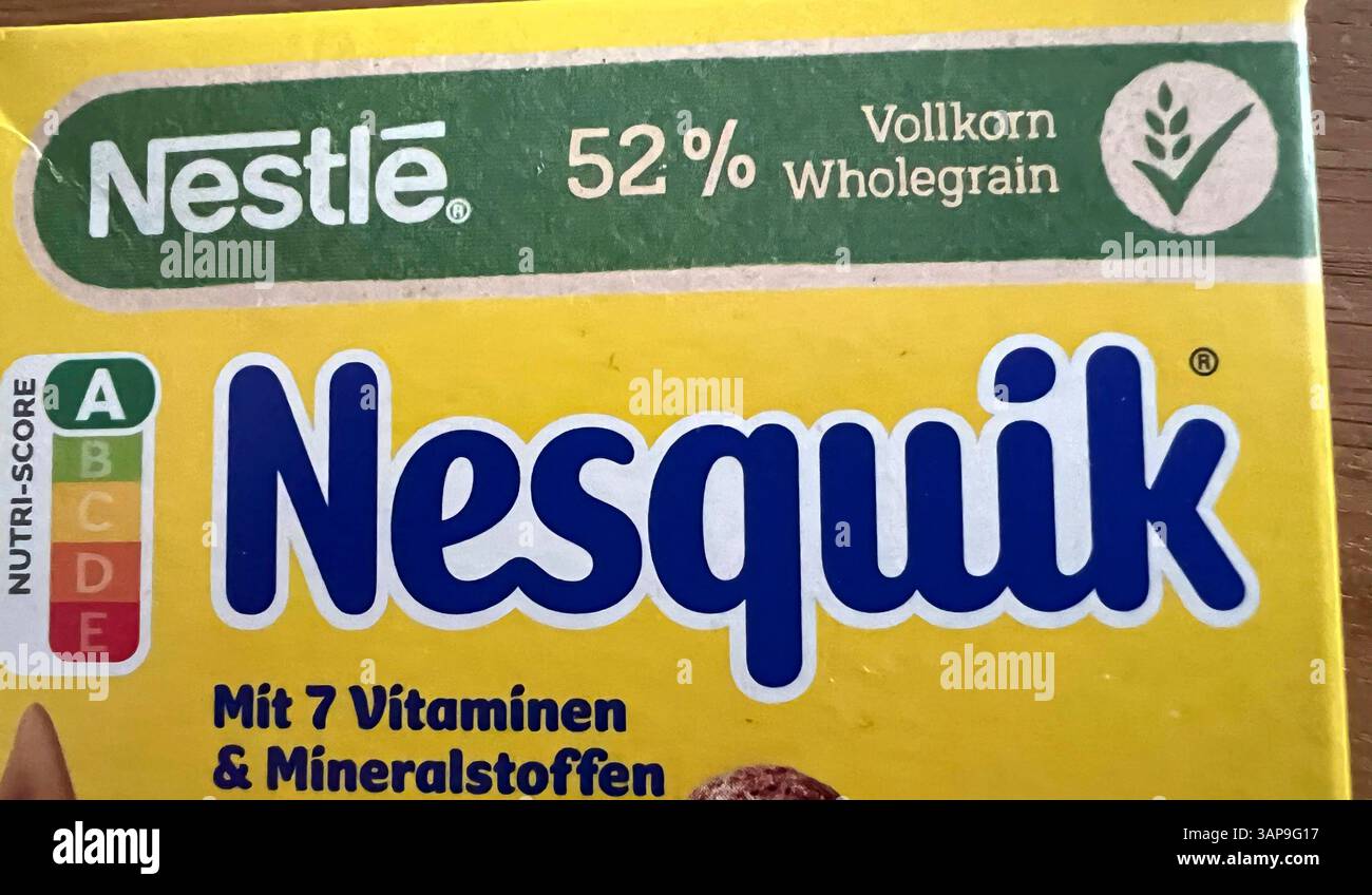 Verpackung mit dem Schriftzug Nesquick und Farbiger Nutri-Score mit den ...