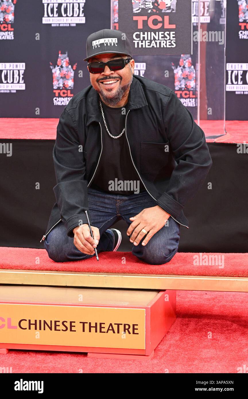 Ice Cube Rapper Hand Sign Ice Cube bei seiner Hand and Footprints Ceremony am TCL Chinese Theatre ...