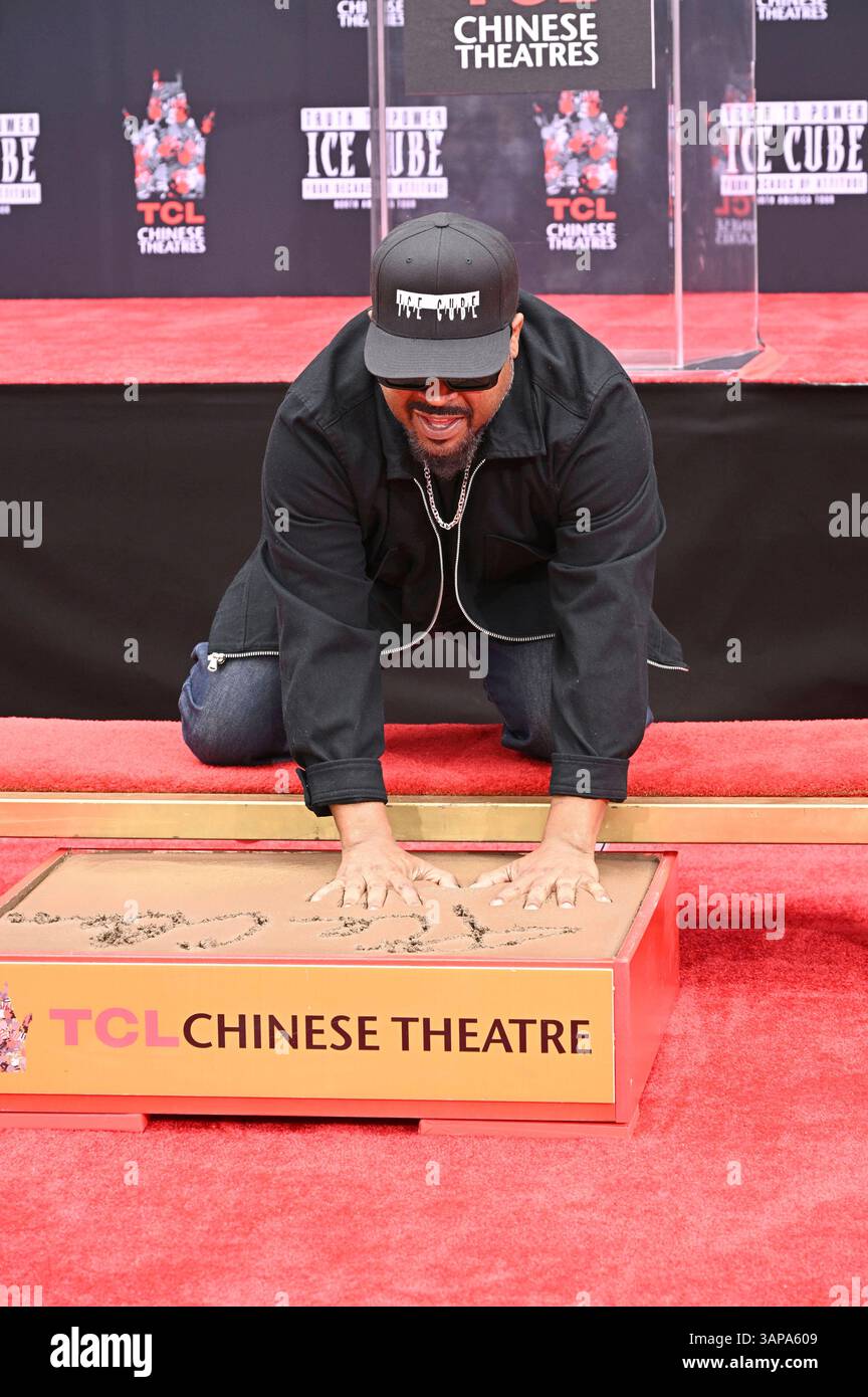 Ice Cube Rapper Hand Sign Ice Cube bei seiner Hand and Footprints Ceremony am TCL Chinese Theatre ...