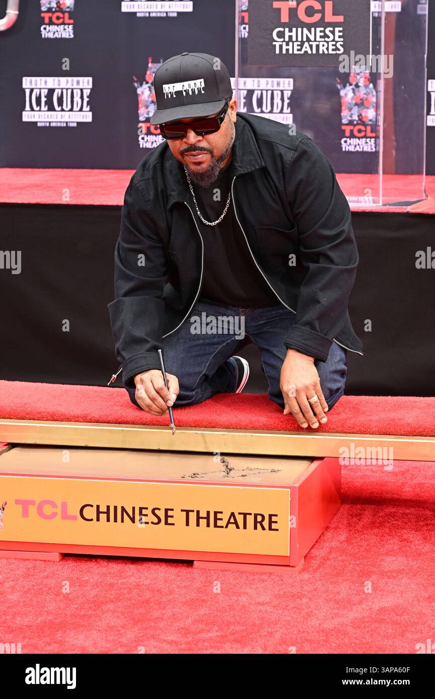 Ice Cube Rapper Hand Sign Ice Cube bei seiner Hand and Footprints Ceremony am TCL Chinese Theatre ...