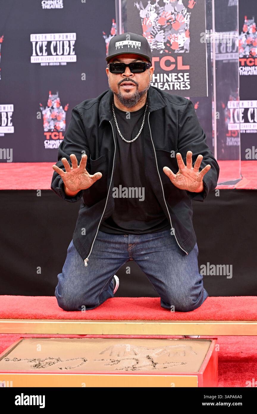 Ice Cube Rapper Hand Sign Ice Cube bei seiner Hand and Footprints Ceremony am TCL Chinese Theatre ...
