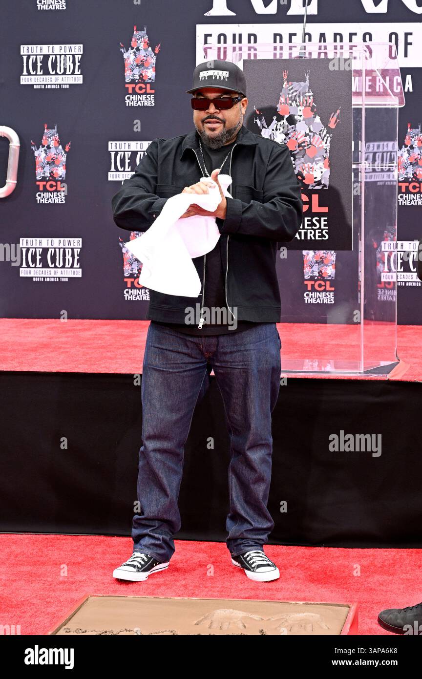 Ice Cube Rapper Hand Sign Ice Cube bei seiner Hand and Footprints Ceremony am TCL Chinese Theatre ...