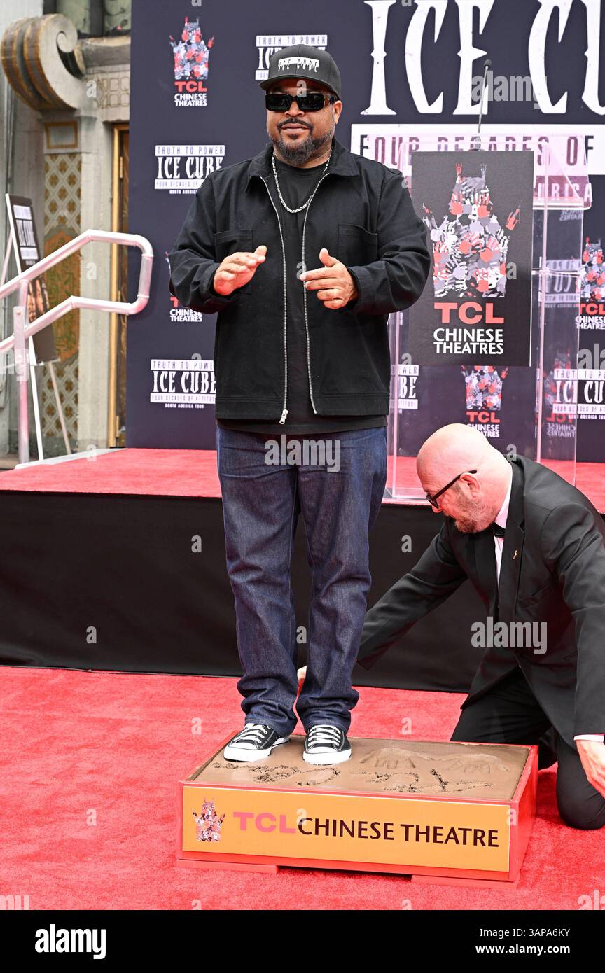 Ice Cube Rapper Hand Sign Ice Cube bei seiner Hand and Footprints Ceremony am TCL Chinese Theatre ...
