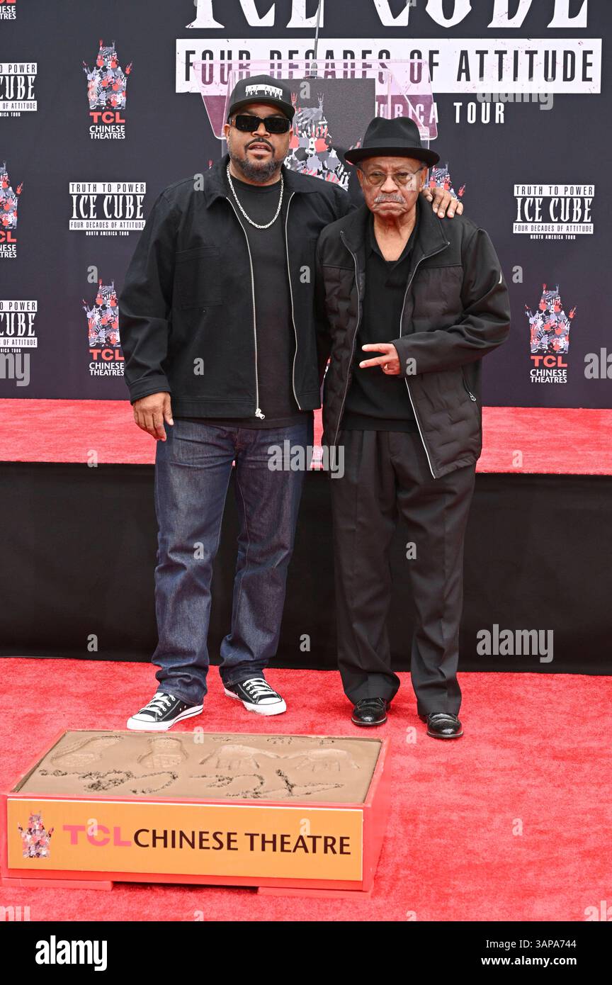 Ice Cube mit Vater Hosea Jackson bei seiner Hand and Footprints ...