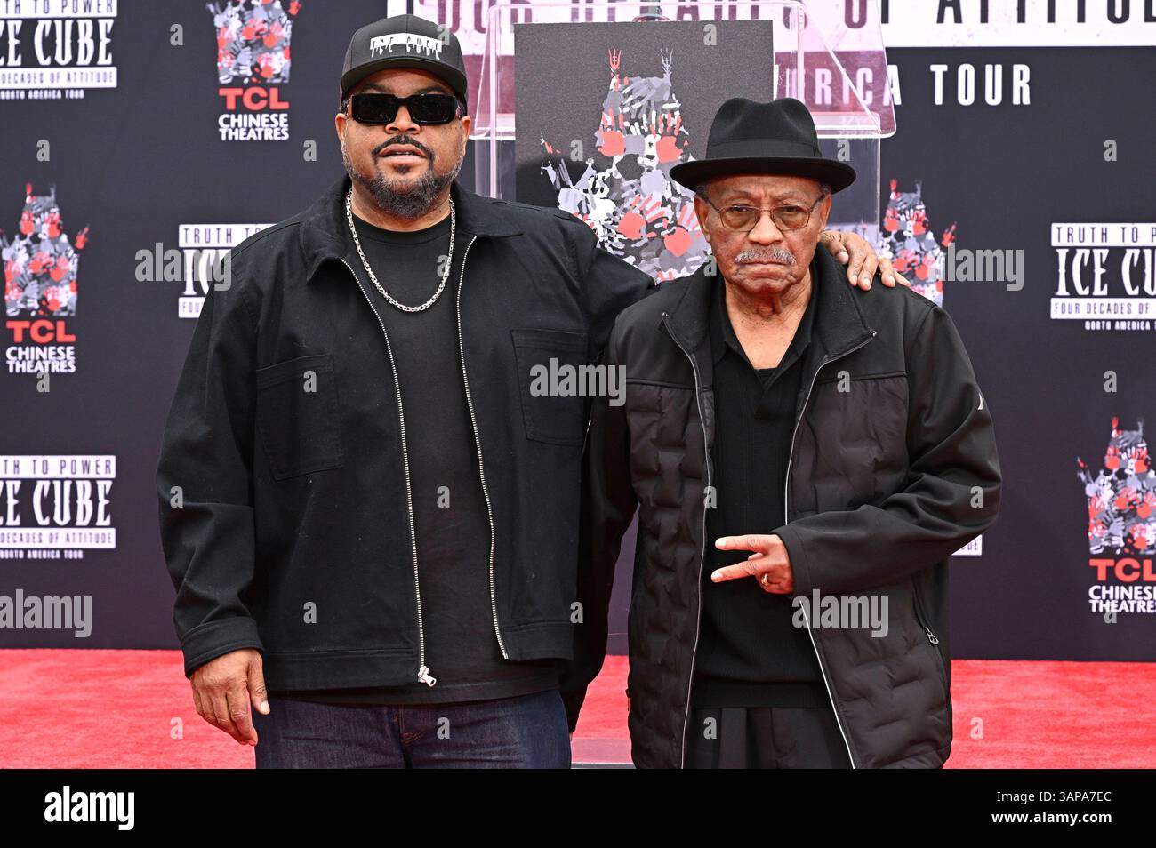 Ice Cube mit Vater Hosea Jackson bei seiner Hand and Footprints ...