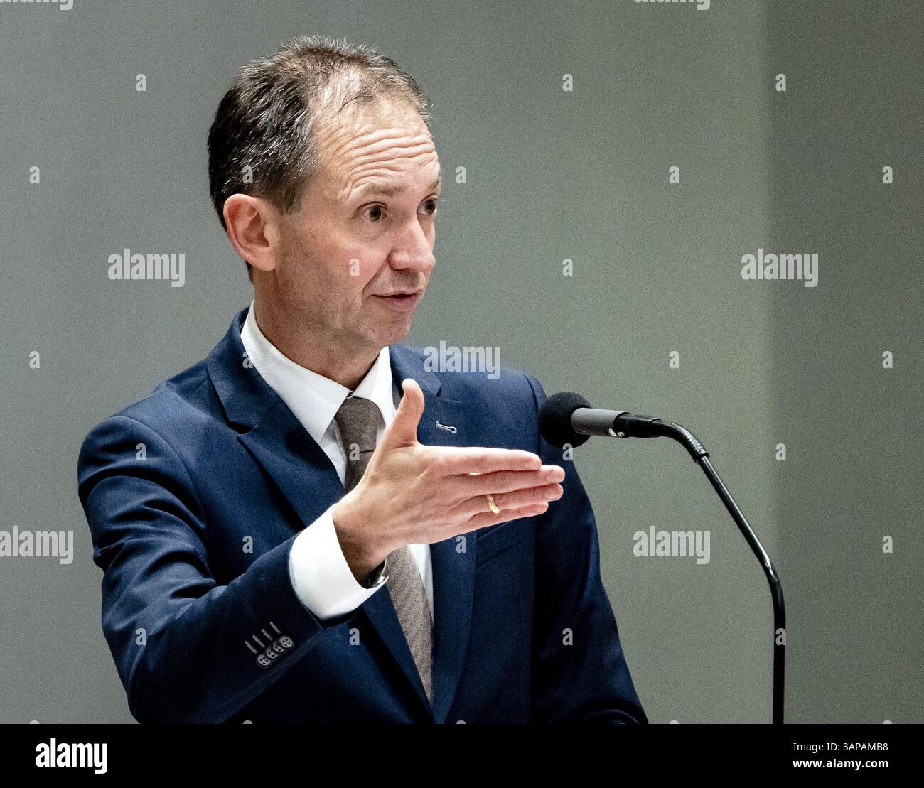 Problem Debaet THE HAGUE - Eddy van Hijum, Minister of Social Affairs and Employment ...