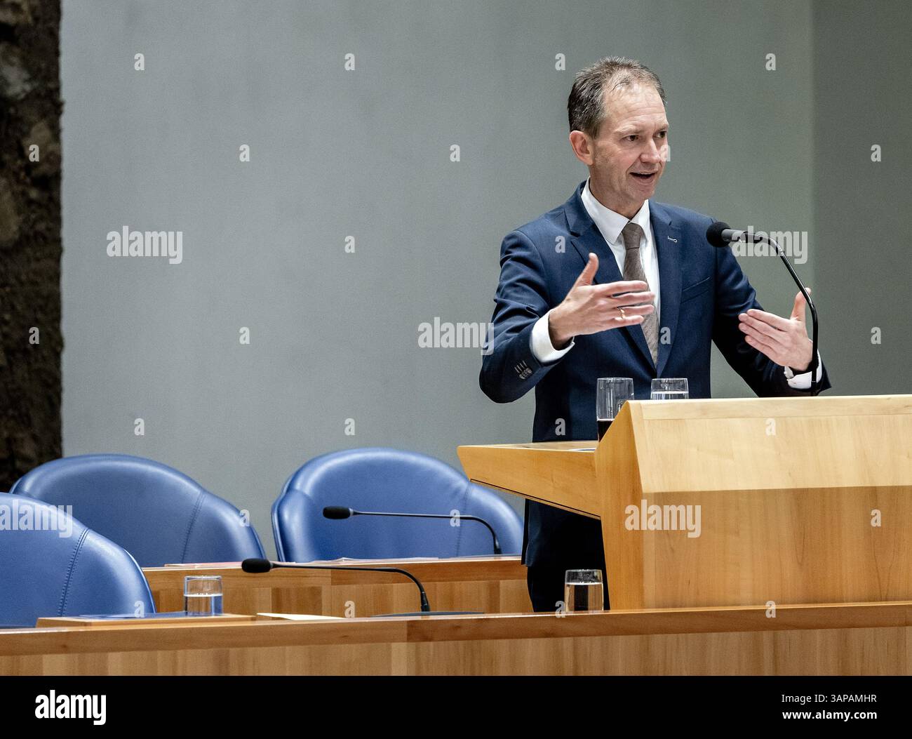 Problem Debaet THE HAGUE - Eddy van Hijum, Minister of Social Affairs and Employment ...