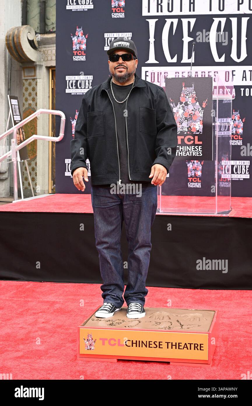 Ice Cube Rapper Hand Sign Ice Cube bei seiner Hand and Footprints Ceremony am TCL Chinese Theatre ...