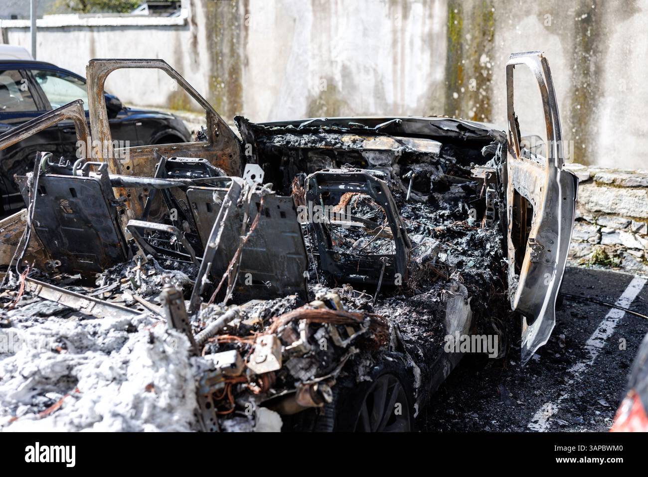 Corte, France. 15th Apr, 2025. A burnt-out Land Rover Discovery SUV and ...