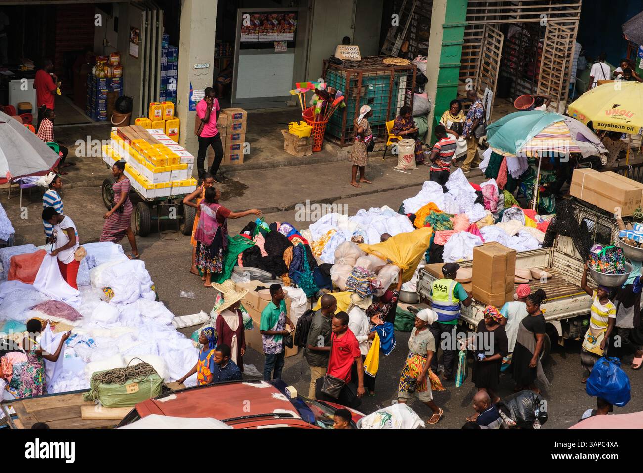 Accra, Ghana. Makole Market Street Scene and Traffic Stock Photo - Alamy