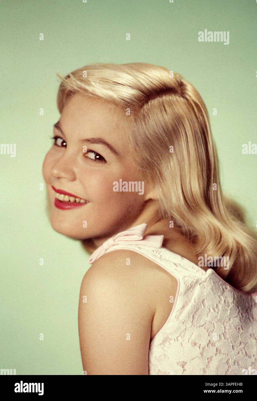 Sandra dee 1957 hi-res stock photography and images - Alamy