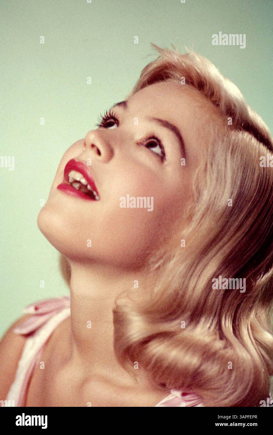 Sandra dee 1957 hi-res stock photography and images - Alamy