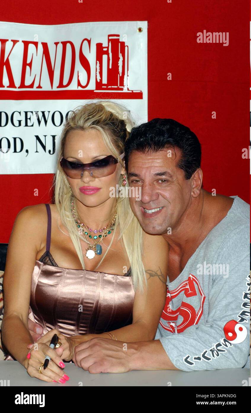 I8991KBA.08/03/04 BOOKENDS, RIDGEWOOD, NJ..PAM ANDERSON SIGNS COPIES OF ...