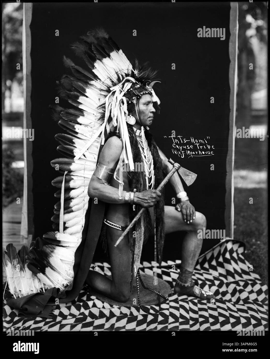 Eagle bonnet Black and White Stock Photos & Images - Alamy