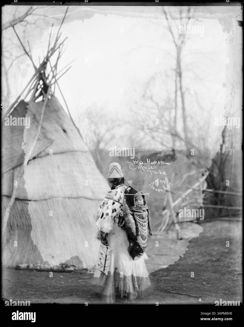 Native americans in full regalia Black and White Stock Photos & Images ...