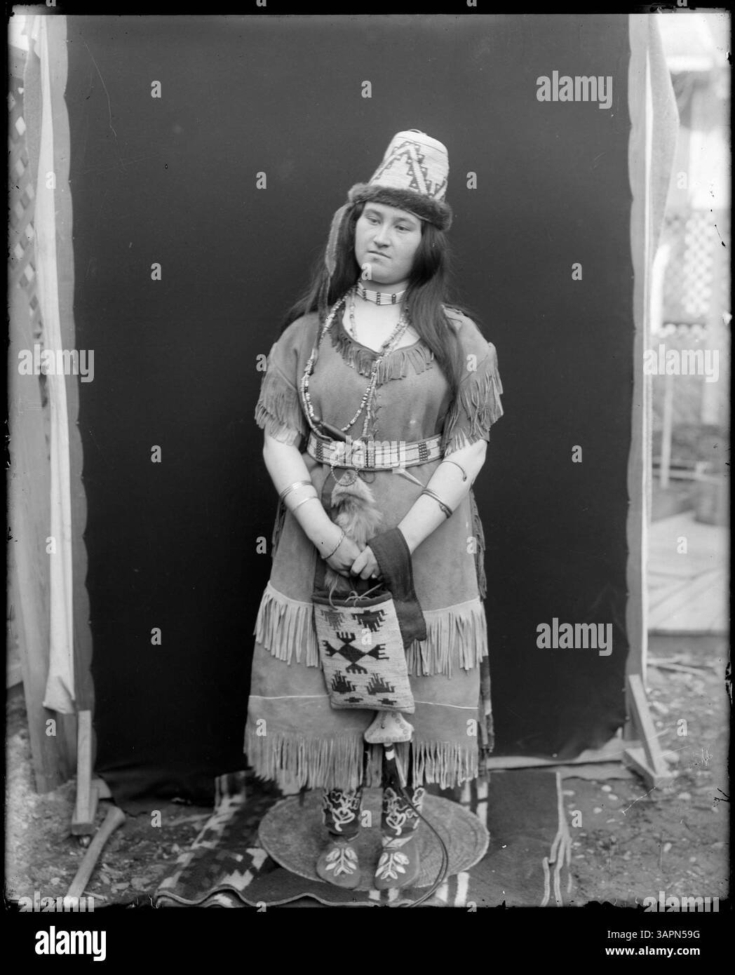 Native american ceremonial dress Black and White Stock Photos & Images ...