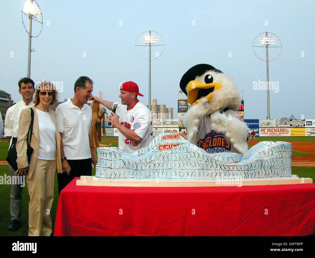 Coney island brooklyn cyclones hi-res stock photography and images - Alamy