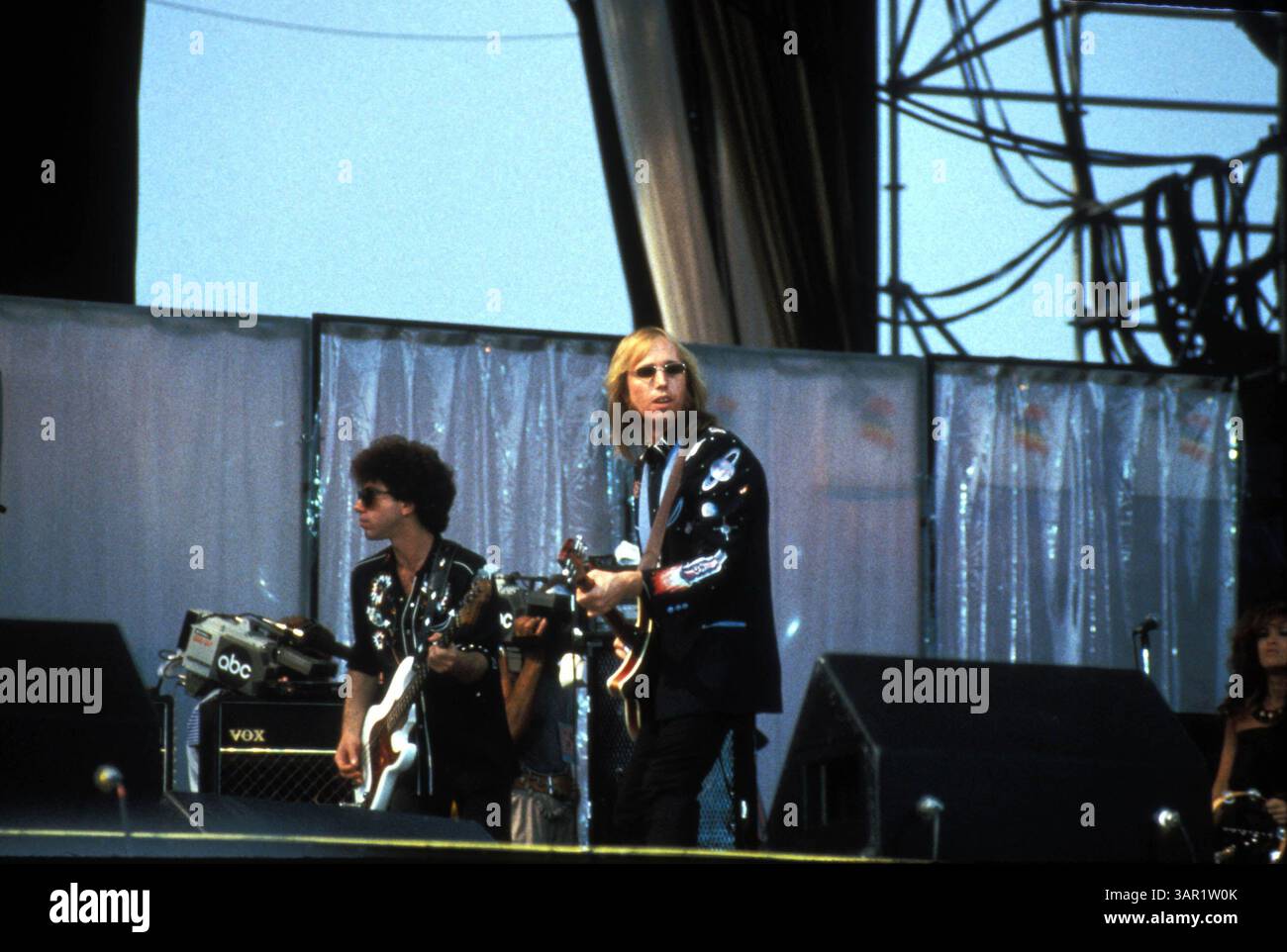 June 16, 2005 - F1267.LIVE AID.VETERAN'S STADIUM PHILADELPHIA 07-13-1985. MIKE GROSSMAN-   TOM PETTY(Credit Image: © Globe Photos/ZUMAPRESS.com) Stock Photo