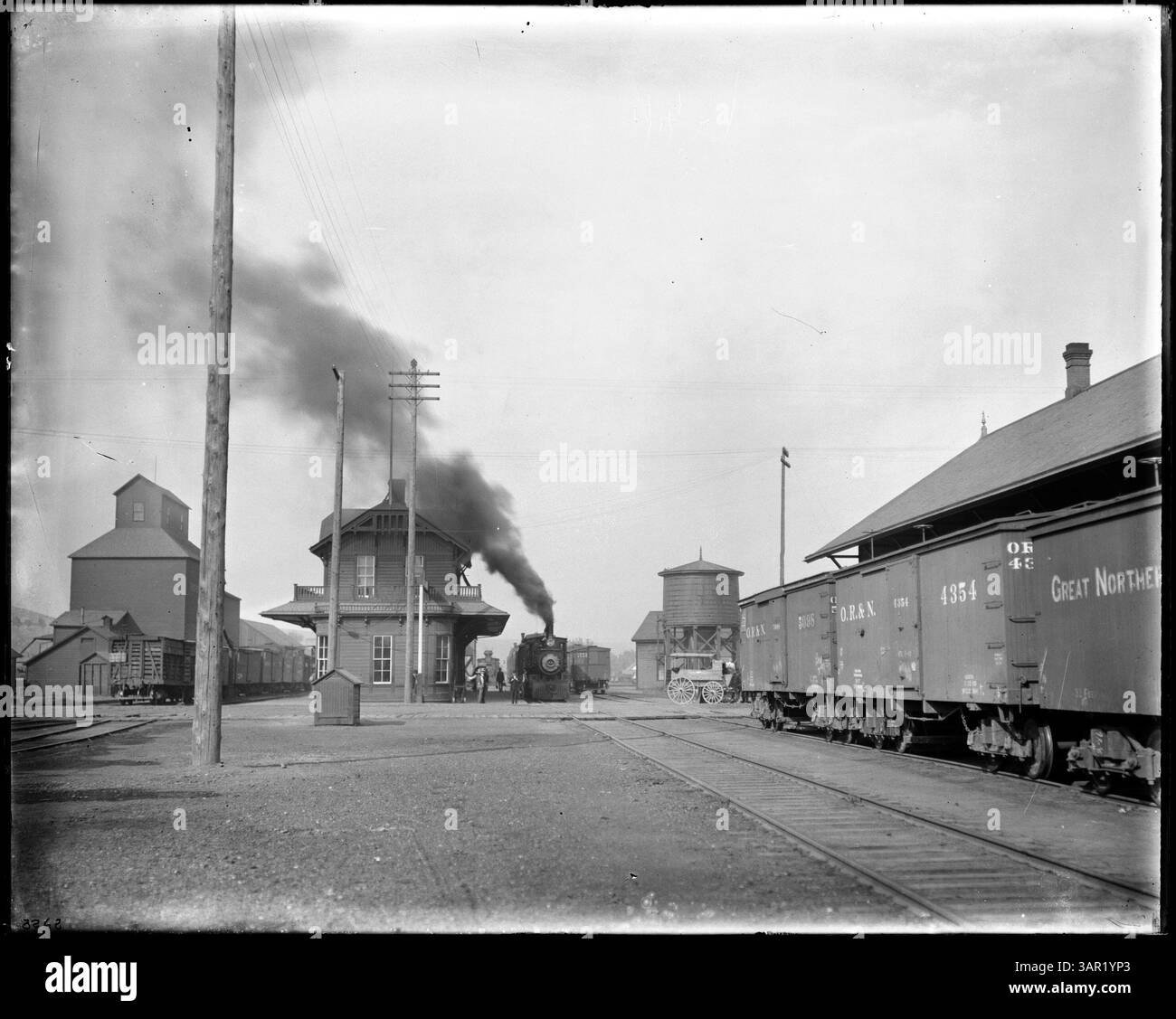 Early 1900s train station Black and White Stock Photos