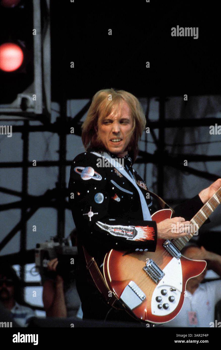 June 16, 2005 - A0303.LIVE AID CONCERT  1985.PHILADELPHIA VETERAN'S STADIUM. FRED DEVANN-   TOM PETTY(Credit Image: © Globe Photos/ZUMAPRESS.com) Stock Photo