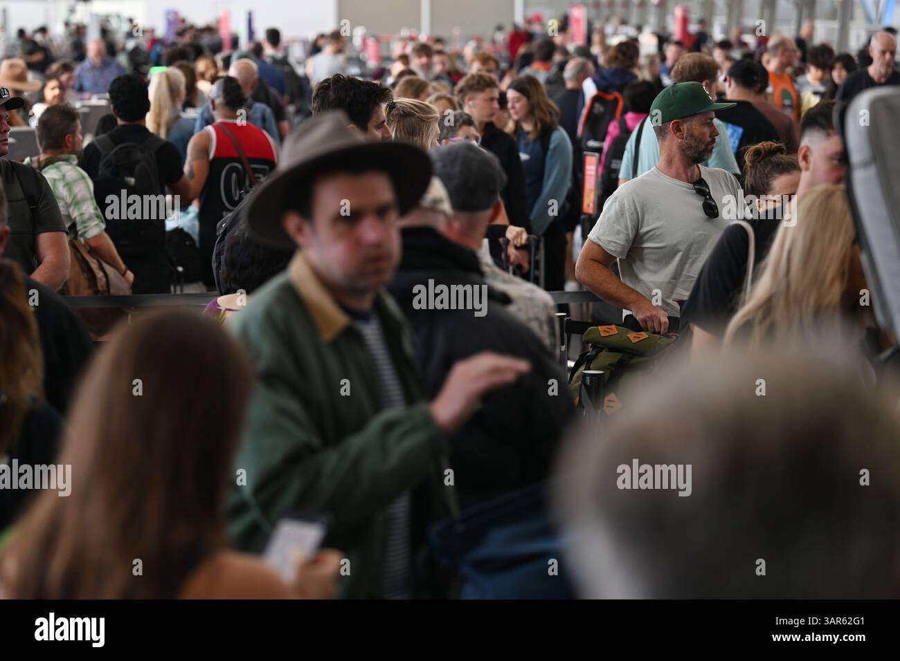 Sydney, Australia. 17th Apr, 2025. Crowds line up to check-in at Sydney ...