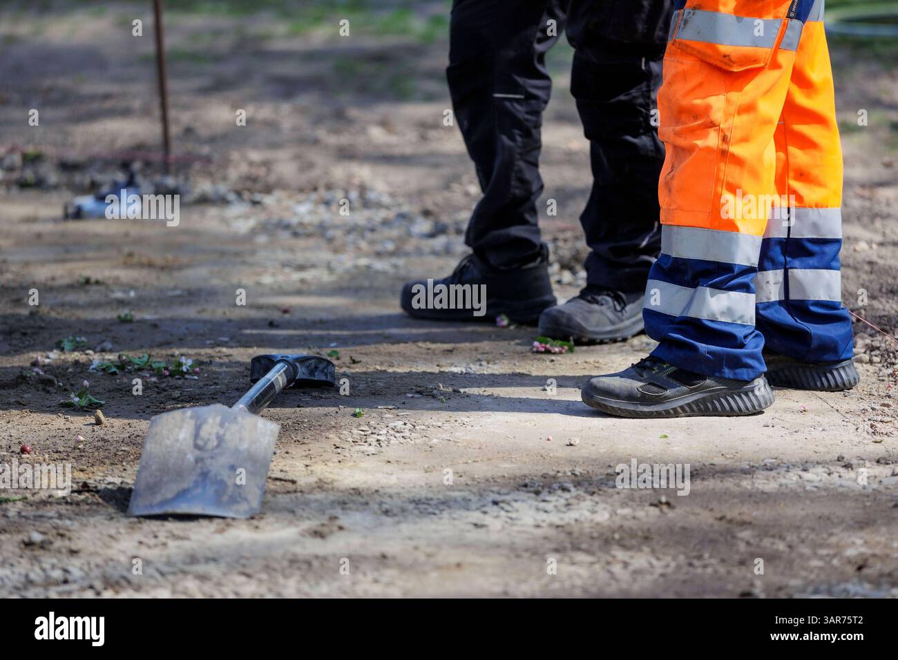 Symbolfoto Baustelle. Bauarbeiter stehen neben einer Schaufel auf einer Baustelle in Berlin, 16.04.2025. Berlin Deutschland *** Symbolic photo constru Stock Photo